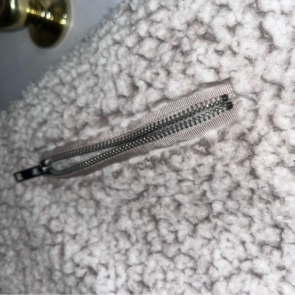 Thread supply women’s fluffy vest s small - Picture 4 of 5